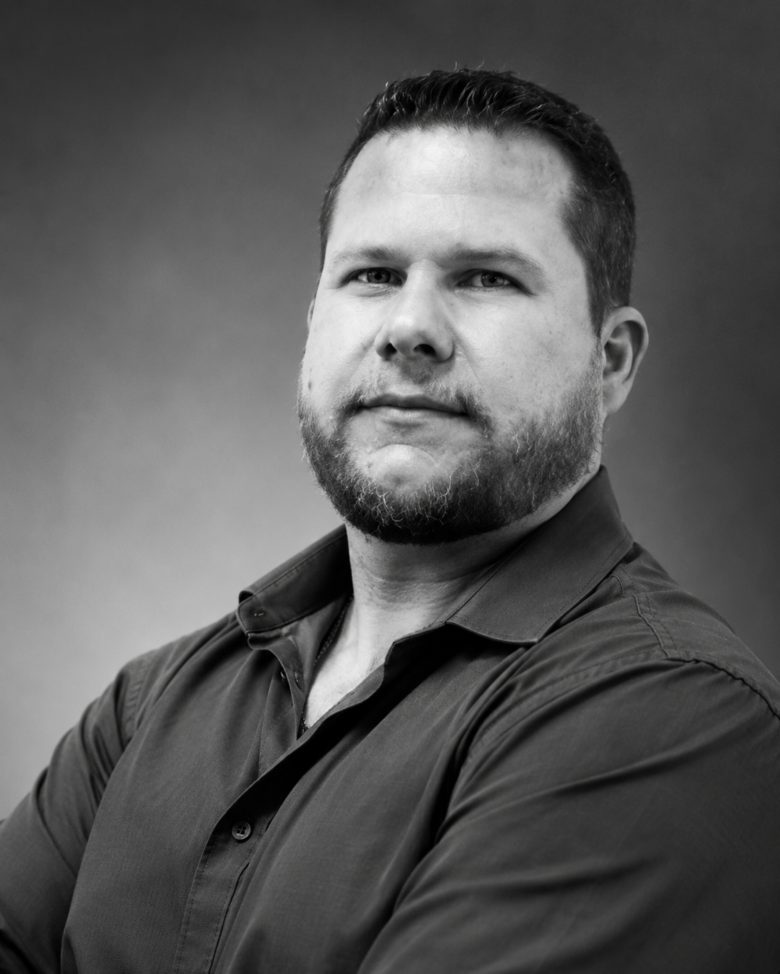 Retrato em preto e branco de Adriano Casagrande